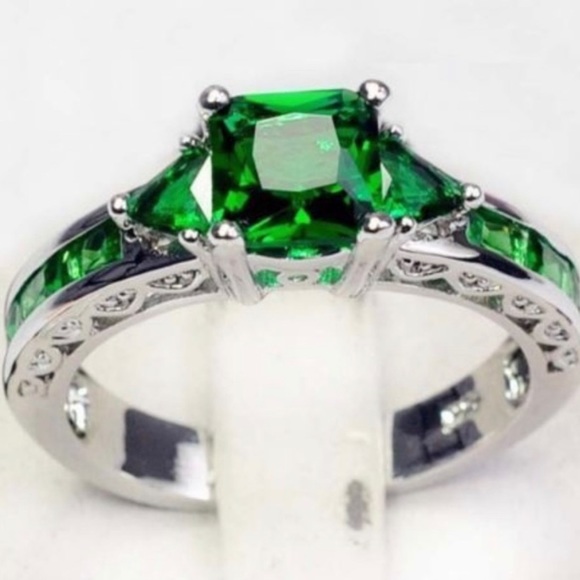 New Woman’s Stamped S925 Sterling Silver Floral Celtic 10CT Emerald Ring - Picture 7 of 11